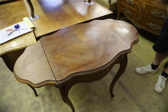 A boudoir Louis XV style walnut enclosed wash stand, W.92cm, D.46cm, H.76cm